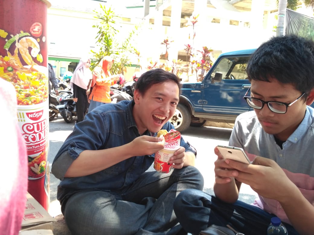 UIN_NihonClub's tweet photo. Konnichiwa Minna san, sudah makan Nissin hari ini?
jangan lupa kunjungi stand @UINMatsuri di depan fakultas Ushuluddin UIN Bandung yaa.
#cupnoodlesid 
#nissin 
#nissinufo 
#nissinramen
#uinmatsuri 
#umat4 https://t.co/1lrgIvFEgk