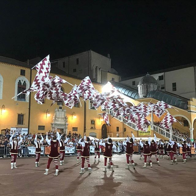 PaliodiFerrara's tweet photo. Tenzone Aurea 2018 - Grande Squadra 3 posto: @gruppopaliodeimicci .
.
.
#paliodiferrara #tenzoneaurea #tenzoneaurea2018 #rievocazionestorica #sbandieratori #passionepalio #paliopassion #flagcompetition #flagwavingcompetition
#garesbandieratori #myferrara… https://t.co/WPemWlNuBx https://t.co/sxNtFuPvQm