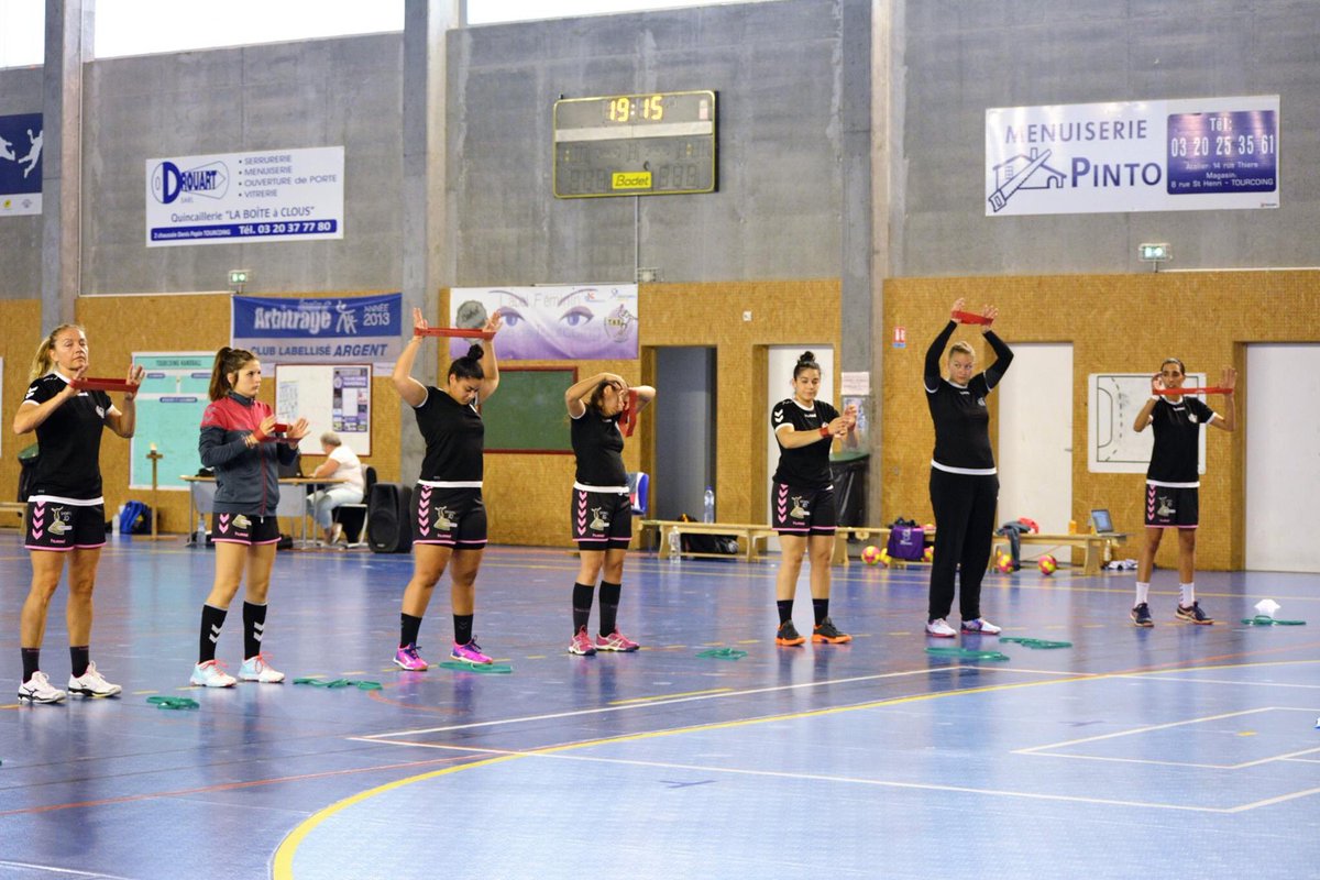 pulsoprepa's tweet photo. Et pourquoi ne pas se moderniser en cassant  les codes bien définit depuis plus de 20ans pour les échauffements. Intégration des élastiques, proprioception et vivacité lors des échauffements d’avant match des joueuses du #tourcoinghandball 👍💪🏋️‍♀️🤾‍♀️ https://t.co/bKrZ7D72In