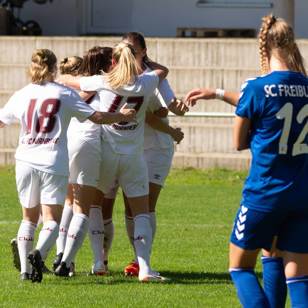clubfrauen's tweet photo. Erster Tag nach dem #Urlaub. ☀️, gute gelaunte Teams, ☕️und ein gut gefülltes Punktekonto⚫️🔴⚫️. Was will man mehr. Kommt gut durch den Tag! ❤️🖤!
#fcn #nurderfcn #nuestart #nuernberg #heimat #clubfrauen #WednesdayWisdom https://t.co/8AMHu4EjVf