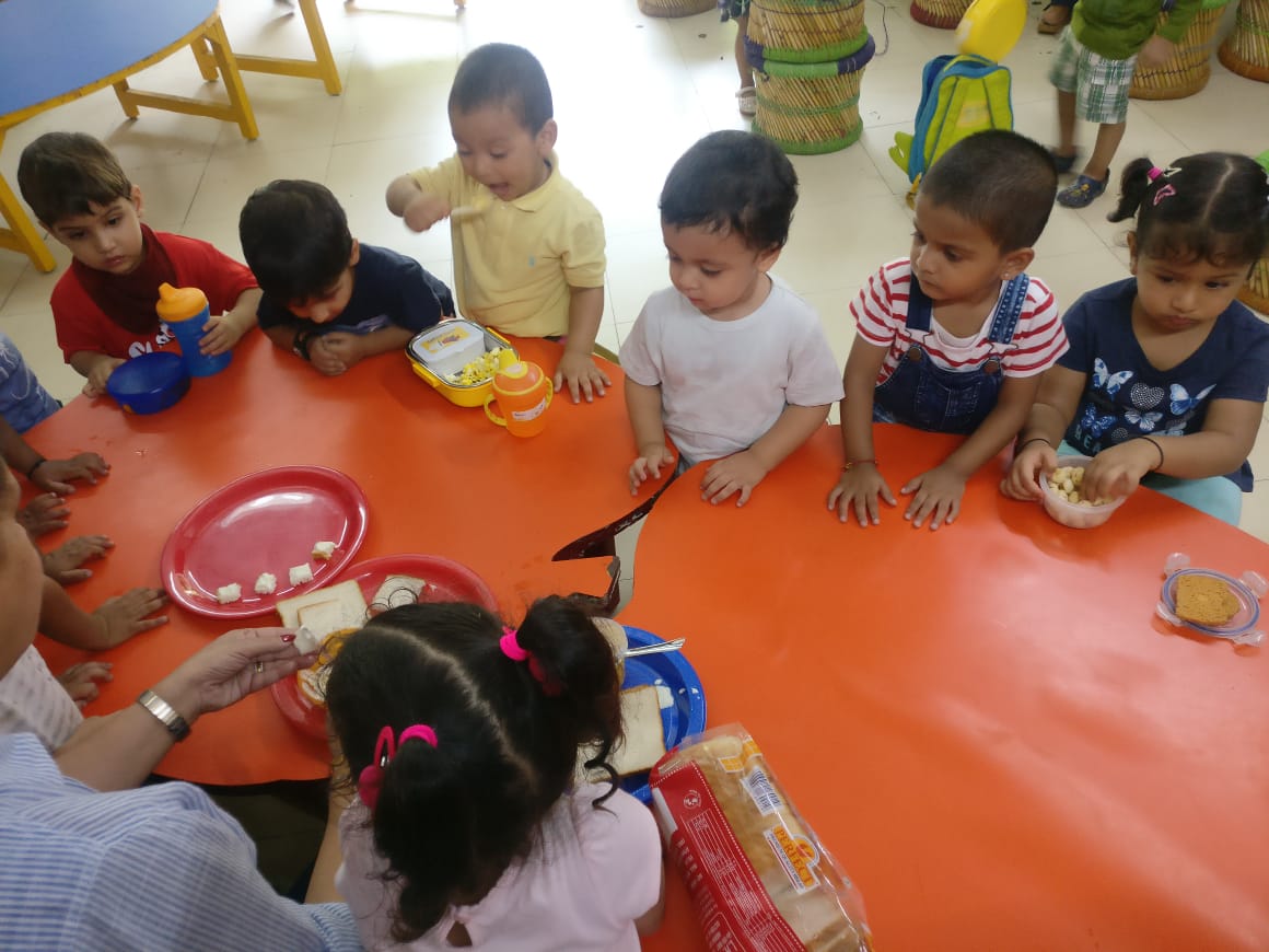 LearningTreeDel's tweet image. Have a peep inside the jam packed afternoon, where our little master-chefs learnt to make these super cute star fish sandwiches during their cooking sessions @LearningTreeDel 
#TheLearningTree #Thelearningtreedelhi #preschool #playgroup #thelearningtreeplayschool #mealtime