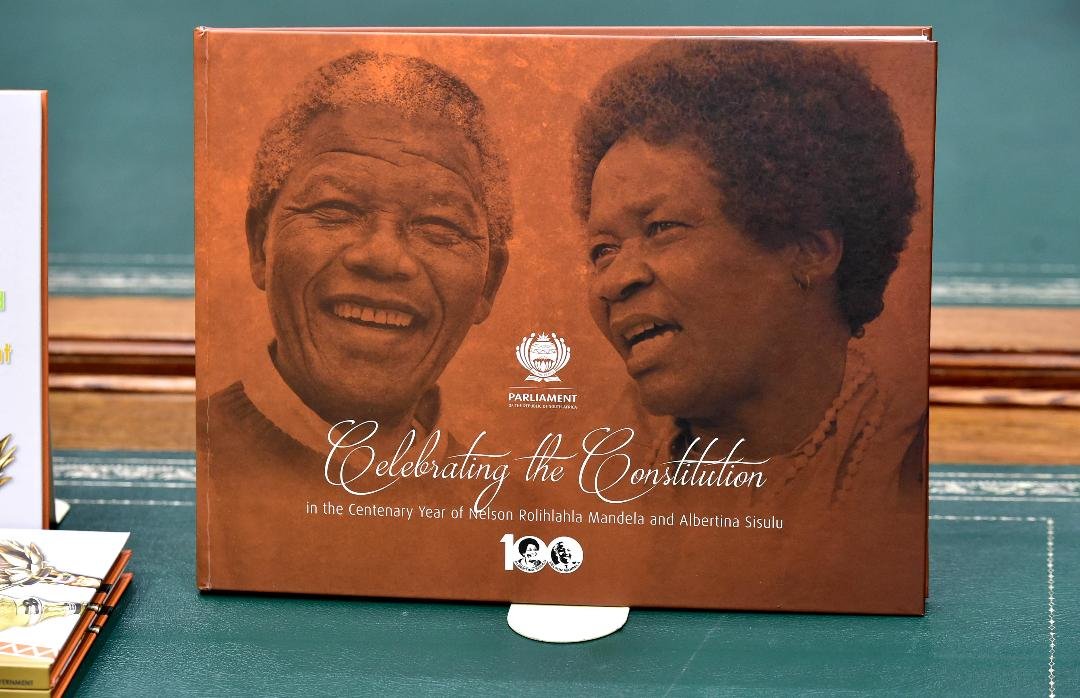 SAgovnews's tweet photo. [PHOTOS 1] #Themebooks #Centenary #Mandela100 #MaSisulu100 https://t.co/YJpu9FUt34