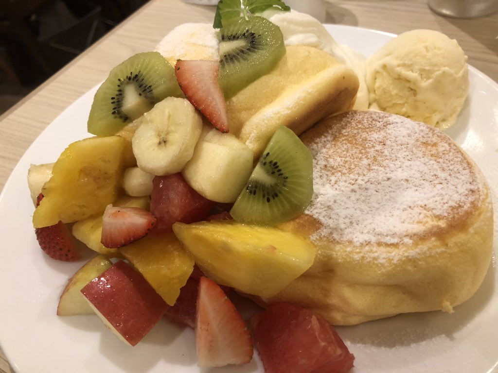 Nみょん على تويتر 幸せのパンケーキ フルーツ乗ってるほう食べたんだけど苺とりんごがポンコツだった キウイとパインはかなり美味かった もう一個のかぼちゃと栗のパンケーキは割と全体的に美味しかった お腹爆発するんじゃ無いかと思うくらい食べて1日ずっと寝る