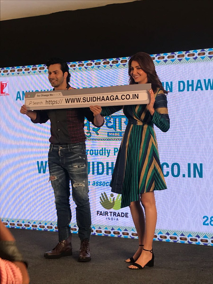 bollywood_bee's tweet photo. In Pictures: @AnushkaSharma and @Varun_dvn at the launch of #SuiDhaagaWebsite in support of Indian artisans.
#SuiDhaaga #SuiDhaagaMadeInIndia @FairTradeIndia  @SuiDhaagaFilm @YRF 

#AnushkaSharma #VarunDhawan #FairTradePractice https://t.co/lXr3Tis36d