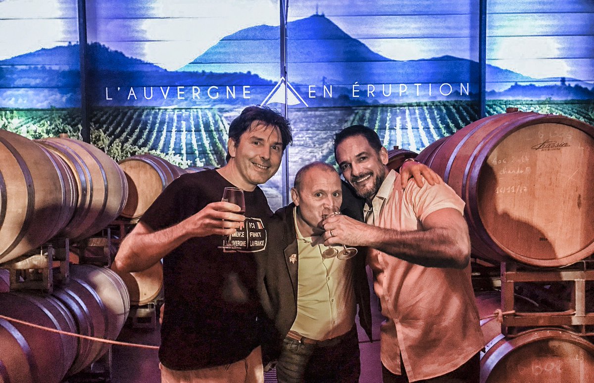 WAZOO63's tweet photo. Vive les Côtes-d'Auvergne ! 👌😍🍷 Inauguration du nouveau chai de Desprats Saint Verny 👏 Seul on va plus vite, ensemble on va plus loin 💪
https://t.co/VOvIvxPpKL #vin #gamay #Chardonnay #400M2 #360barriques #auvergne https://t.co/RJqjxo2uy0