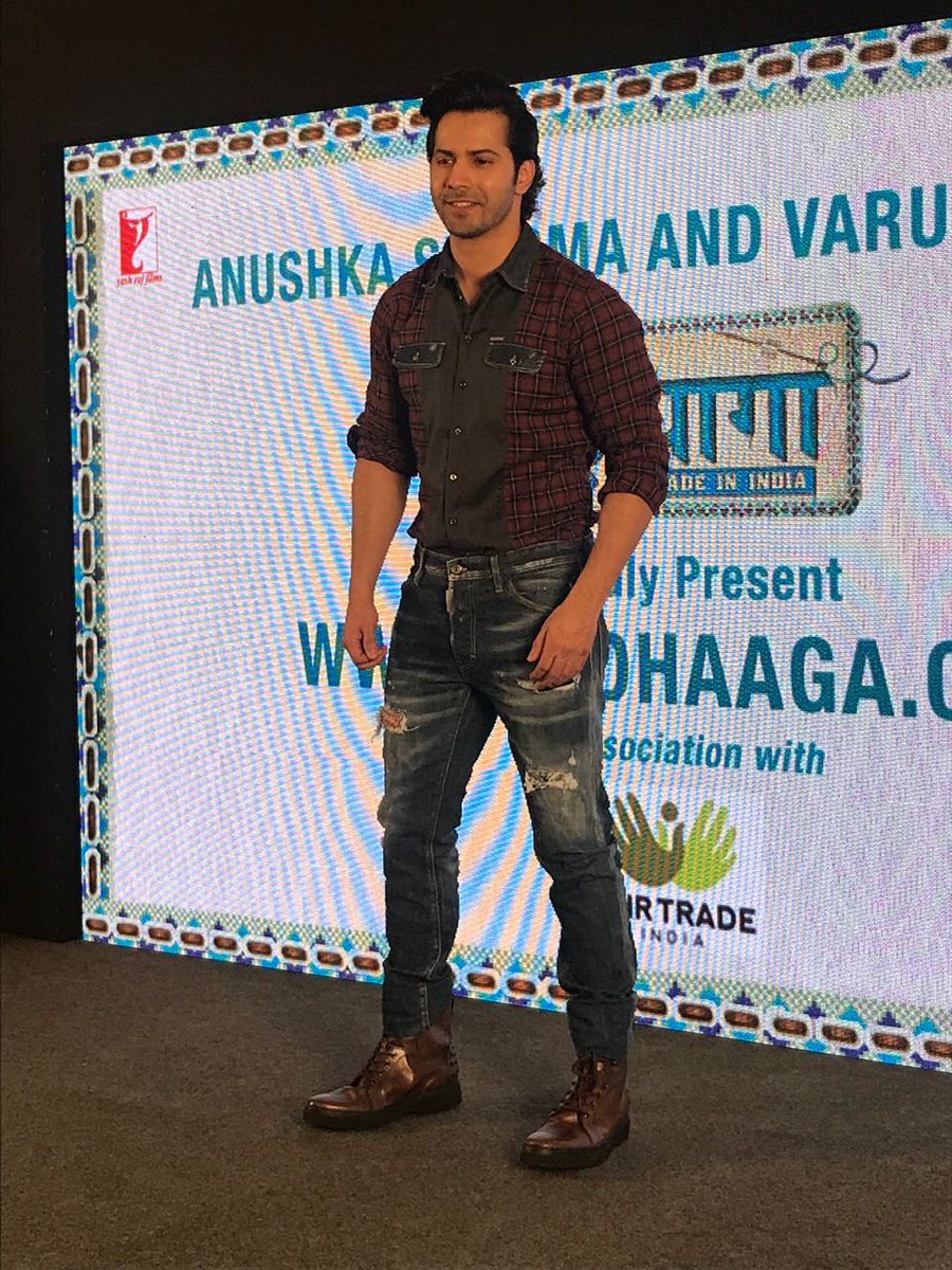 UrbanAsian's tweet photo. .@Varun_dvn poses for the paparazzi at #SuiDhaagaWebsite launch.

#SuiDhaaga #SuiDhaagaMadeInIndia @SuiDhaagaFilm @yrf @fairtradeindia #VarunDhawan #AnushkaSharma #FairTradePractice https://t.co/g4MoVpm4XB