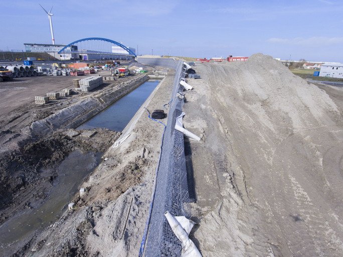 sioenindustries's tweet image. Railway network of the future between Bruges and @Port_Zeebrugge, not without our geotextiles from Manifattura Fontana! 
#Sioeneverywhere #Railwaynetwork #Geotextiles #Sioentalent #Bruges

sioen.com/en/news/sioen-…