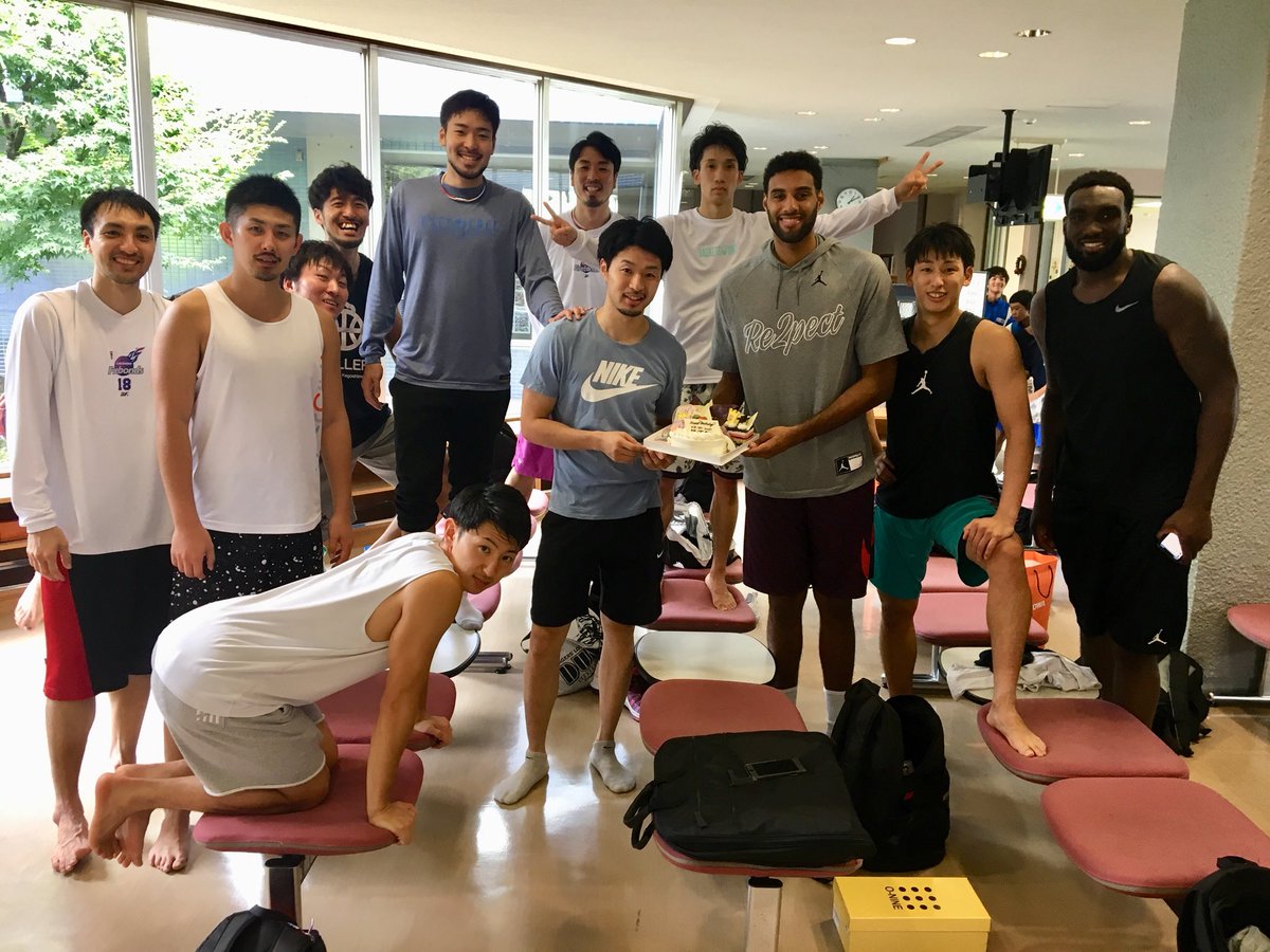 firebonds's tweet photo. 本日誕生日の鈴木大選手と9/15誕生日のクリス・ブレディ選手のお祝いをしました㊗️🎉
大ちゃん&CBおめでとう👏
バースデーケーキはFSGカレッジリーグ国際ビューティ・ファッション製菓大学校のパティシエ学科の皆様にご用意いただきました🎂
ありがとうございました😊
#firebonds #チームバースデー https://t.co/86GmpNA1R9