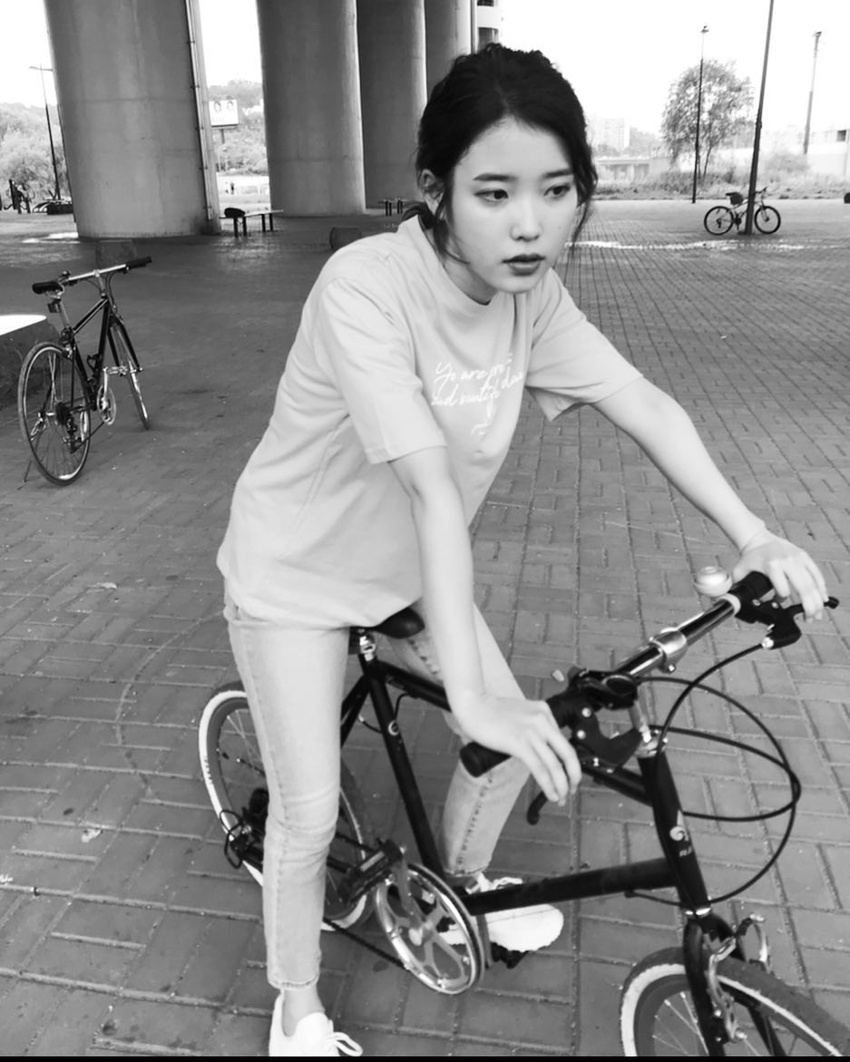 ydh516_iu's tweet photo. 아이유 님 X 흑백 쩔어; https://t.co/0ADyTIHZSt