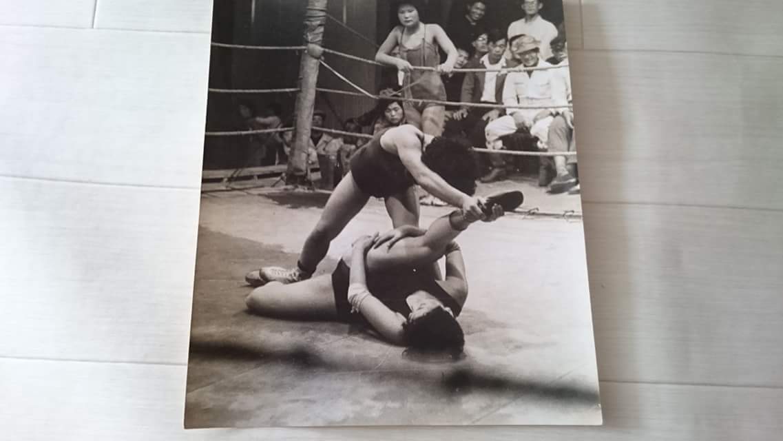 西条昇の浅草エンタメ散歩 手元にある 昭和30年前後の女子プロレスの写真 股裂き中 団体名やレスラー名など詳細お分かりの方 ご教示ください 女子プロレス 女子プロレスラー 昭和 昭和レトロ 西条昇の浅草エンタメ散歩 手元にある 昭和30年前後の女子プロレスの写真 股裂き中 団体名やレスラー名など詳細お分かりの方 ご教示ください 女子プロレス 女子プロレスラー 昭和 昭和レトロ