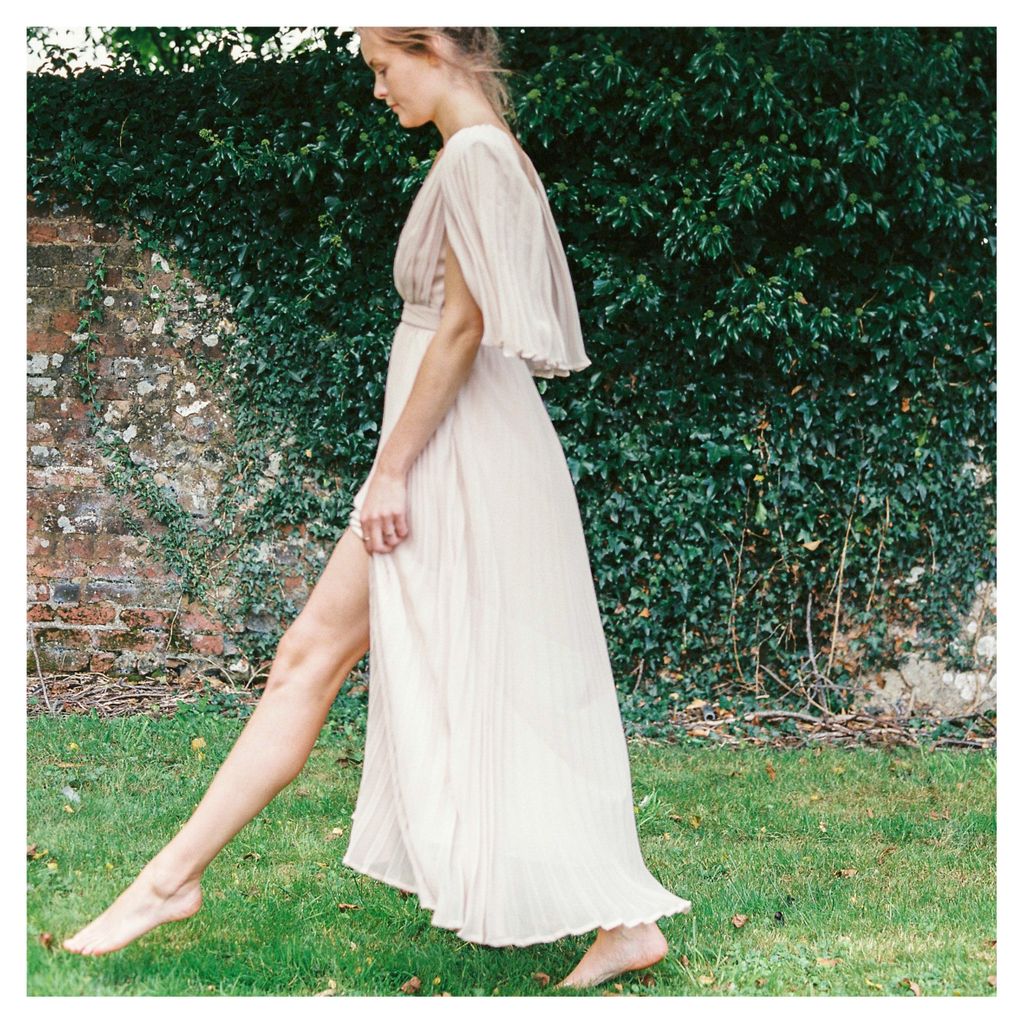 The count down is on for when I get to hang out with this team again! 
As featured on <a href="/oncewed/">OnceWed</a>
Concept and styling: @sundariferris
Florals: @verityandthyme

#brid #wanderlust #fineartcuration #styleoftheday #portra400 #carmencitafilmlab #weddinginspo #contax645 #filmisnotdead