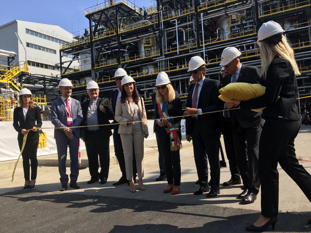 eni's tweet image. Un eccellente esempio di reindustrializzazione di un polo produttivo in Italia, un
investimento di oltre 250 mln di euro, una nuova linea produttiva: #Versalis apre un nuovo impianto per la produzione di #elastomeri eni.com/it_IT/media/20…