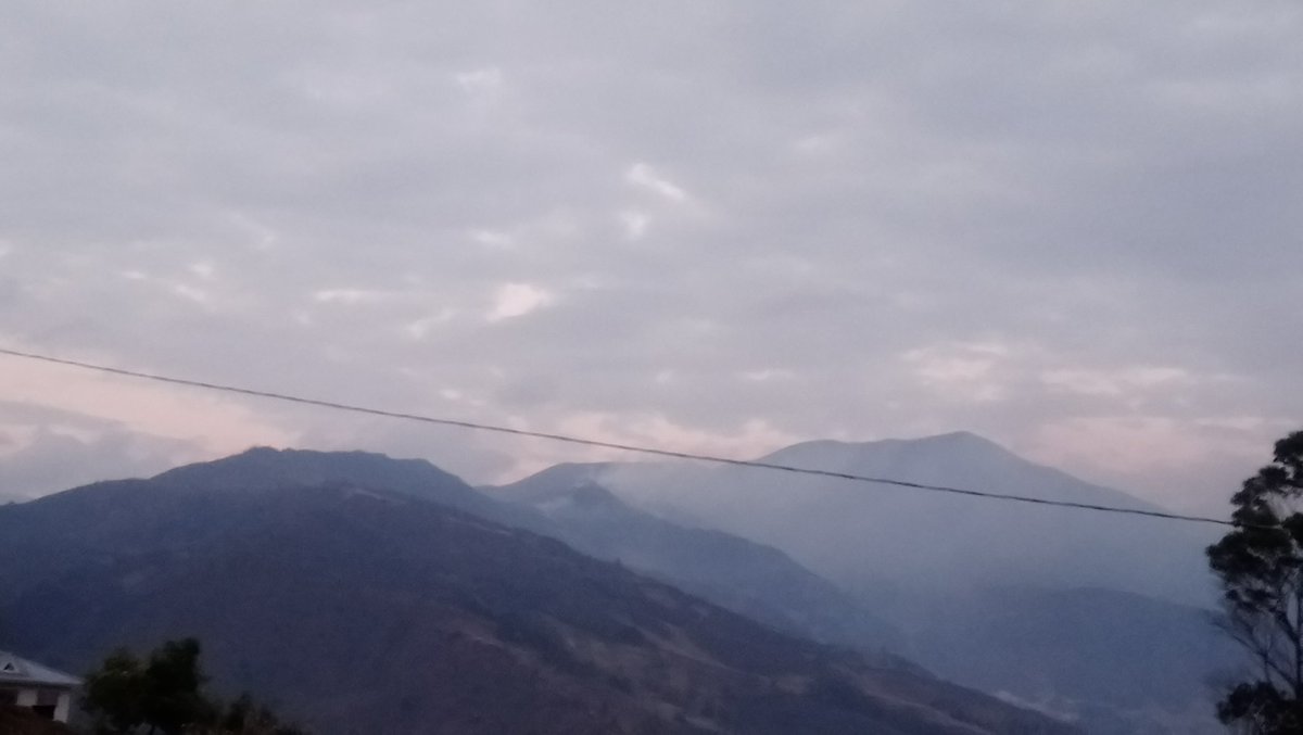 Personal de Bomberos Saraguro 🚒 avanza a la parroquia Tenta - Mater para controlar y liquidar incendio forestal, hacemos un llamado a la ciudadanía para dejar de realizar éstas malas prácticas de quemas agrícolas. Denuncia al @ECU911Loja #YoAmoMisBosques