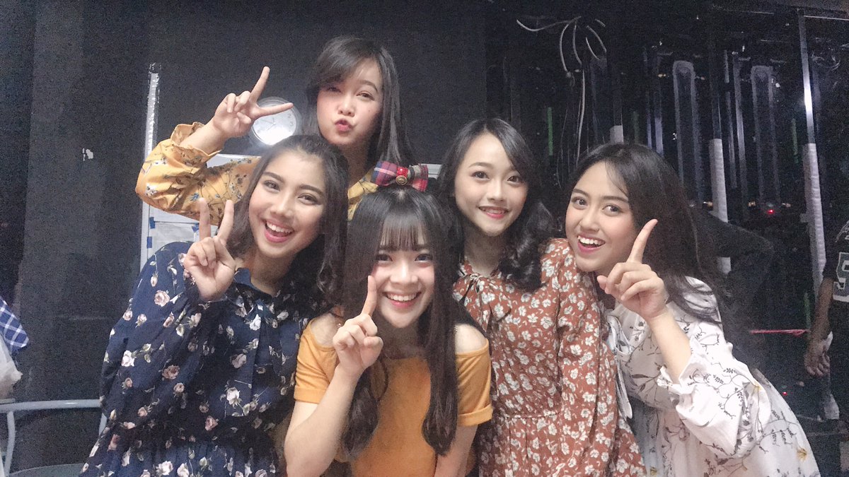 edhiresidentevi's tweet photo. JKT48 Acoustic Bersama GM JKT48 Mel-Chan @MelodyLaksani & All Member JKT48 Lain : Cindy-Chan @Cindvia_JKT48 , Anin-Chan @R_AninJKT48 ,Beby-Chan @bebyJKT48 , Stefi-Chan @P_StefiJKT48 Dan Natalia-Chan @Nat_JKT48 ...πππ₯°ππππ
#Happy1stCousticJKT48 #HappyFirstCoustic https://t.co/HqFfvmDBlk