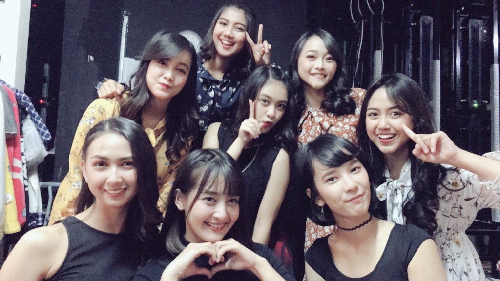 edhiresidentevi's tweet photo. JKT48 Acoustic Bersama GM JKT48 Mel-Chan @MelodyLaksani & All Member JKT48 Lain : Cindy-Chan @Cindvia_JKT48 , Anin-Chan @R_AninJKT48 ,Beby-Chan @bebyJKT48 , Stefi-Chan @P_StefiJKT48 Dan Natalia-Chan @Nat_JKT48 ...πππ₯°ππππ
#Happy1stCousticJKT48 #HappyFirstCoustic https://t.co/HqFfvmDBlk