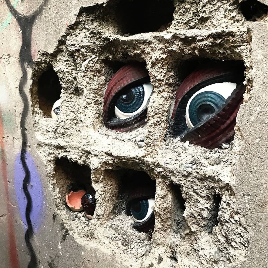 onaranlarkulubu's tweet image. Kendimizi yalnız sandığımız anlarda aslında gerçekten yalnız mıyız? Hayatımıza dahil ettiğimiz teknolojik aletlerin diğer ucunda kimlerin gözleri var? İzleniyor muyuz? 👁

@istcaf #UrbanHacking projesi kapsamında tüm bu sorulara dikkat çeken bir sokak yerleştirmesi yaptık. 👀