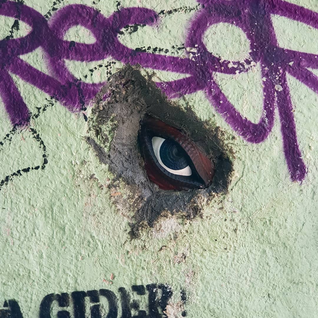 onaranlarkulubu's tweet image. Kendimizi yalnız sandığımız anlarda aslında gerçekten yalnız mıyız? Hayatımıza dahil ettiğimiz teknolojik aletlerin diğer ucunda kimlerin gözleri var? İzleniyor muyuz? 👁

@istcaf #UrbanHacking projesi kapsamında tüm bu sorulara dikkat çeken bir sokak yerleştirmesi yaptık. 👀