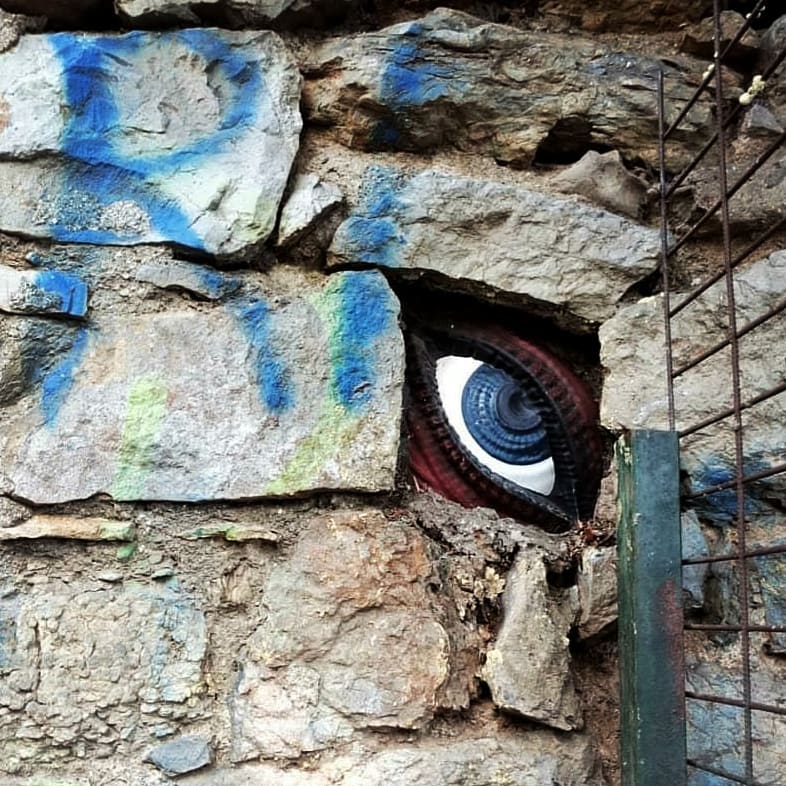 onaranlarkulubu's tweet image. Kendimizi yalnız sandığımız anlarda aslında gerçekten yalnız mıyız? Hayatımıza dahil ettiğimiz teknolojik aletlerin diğer ucunda kimlerin gözleri var? İzleniyor muyuz? 👁

@istcaf #UrbanHacking projesi kapsamında tüm bu sorulara dikkat çeken bir sokak yerleştirmesi yaptık. 👀