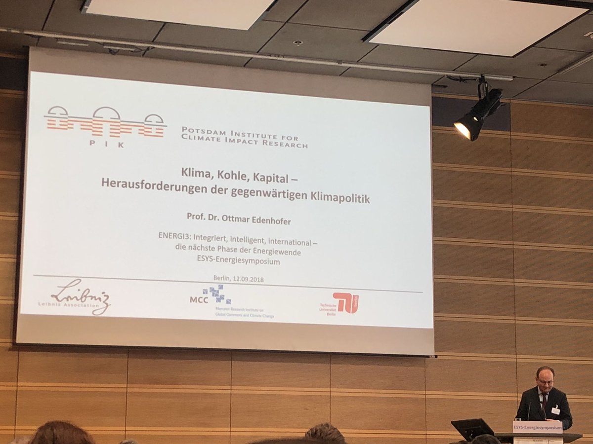 FPodrimja's tweet photo. „Ohne einen CO2-Preis wird Klimapolitk und ich glaube auch die Energiewende scheitern.“
#OttmarEdenhofer #ENERGI3 #ESYS #PIK https://t.co/Yu9mp0Eurz