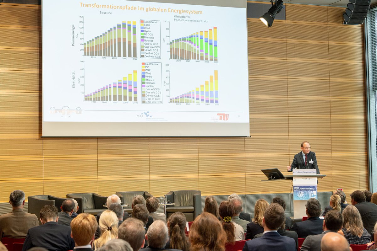 Projekt_ESYS's tweet photo. Keynote von Ottmar #Edenhofer (@PIK_Klima/@MCC_Berlin) beim #ESYS-Symposium #ENERGI3: Ohne #CO2-Preis wird die #Klimapolitik und die #Energiewende scheitern. Er macht klimafreundliche Technologien wettbewerbsfähig & bestraft die Nutzung fossiler Energieträger. (Foto: Himsel) https://t.co/6Uz2tvZUMV