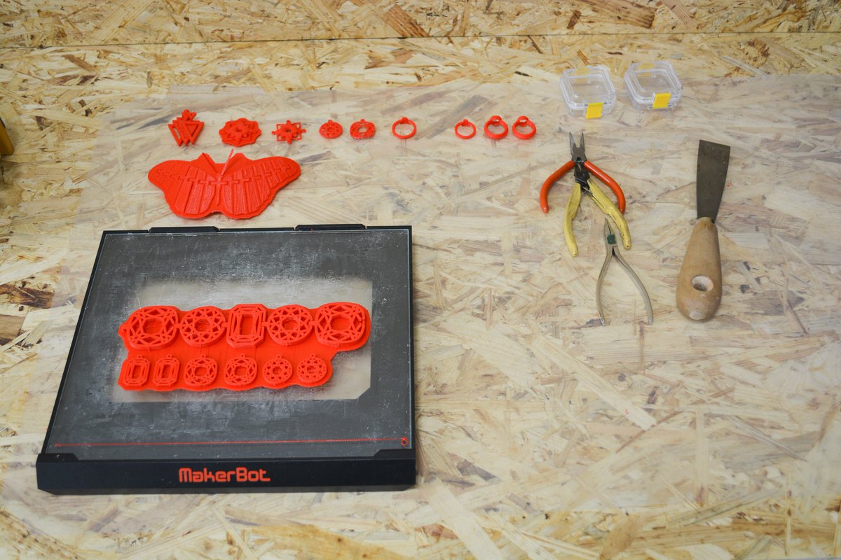 ShoppingLabAC's tweet photo. Wie passen 3D-Druck und Schmuckeinzelhandel zusammen? Ziemlich gut finden wir. 

Diese Woche ist unser 3D-Drucker in der Goldschmiede Alabth in der Neupforte 4. Erleben Sie alle Produktionsschritte live und designen Sie ihr individuelles Schmuckstück. So sieht Zukunft aus. https://t.co/ntmNLfFCEs