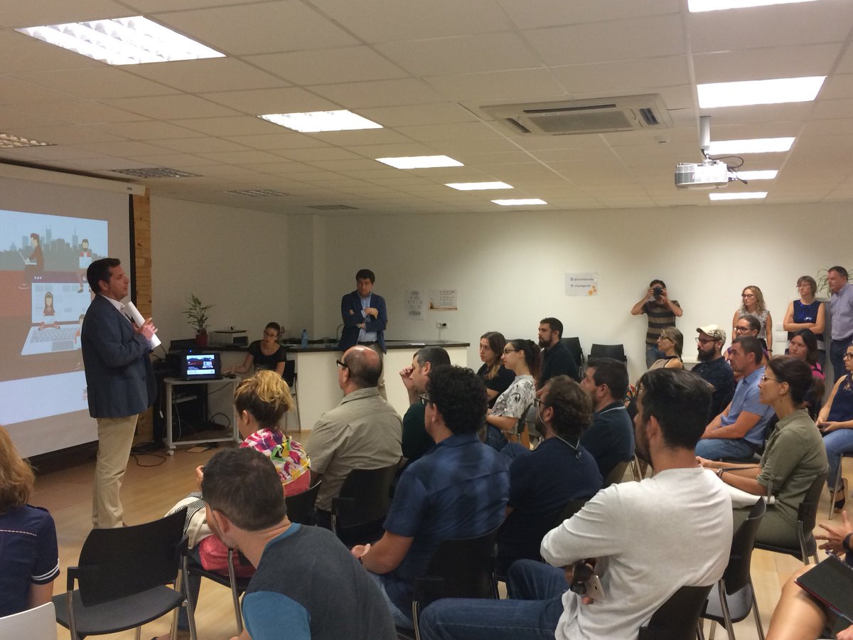 GVAinvattur's tweet photo. Continuamos en @UrbalabGandia. Ahora nuestro director, @paco_ju, y @nacho_mas, de @Startup_VLC, atienden a los emprendedores candidatos a formar parte del programa de Creación de empresas de #InvatturEmprende.

Fecha tope de inscripción: 23/09.

Inicio del programa: 04/10 https://t.co/yzSZtNQA66