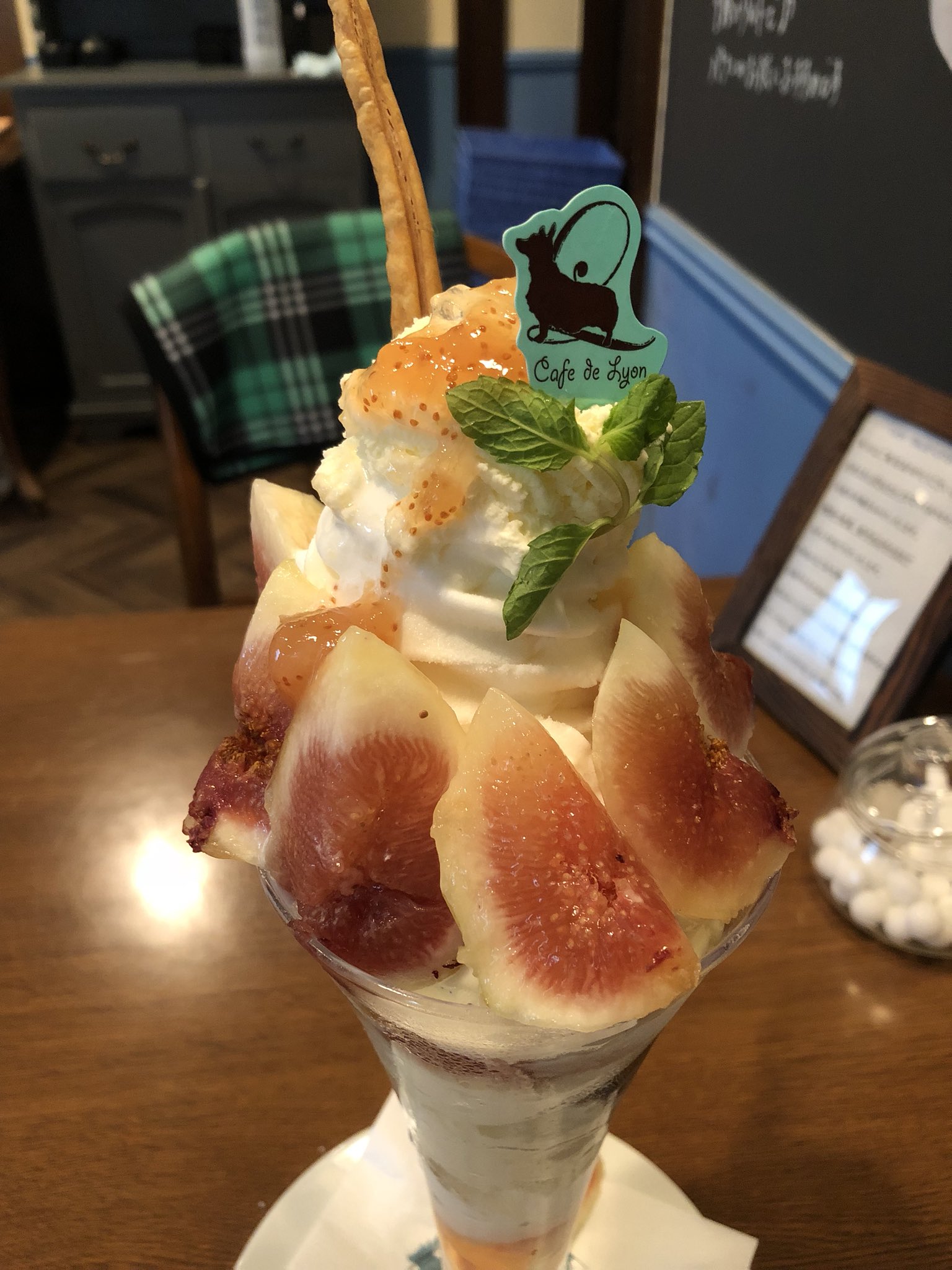 お食事男子 Cafe De Lyon Bleu いちじく杏仁白ワインパフェ 前回オープン前に並びながら 本日いちじくありません と厳しい一言を言い放たれたのでリベンジにきた 大きいsize いちじくばかり食べてたら途中で杏仁パフェっぽくなった 底にいちじくが
