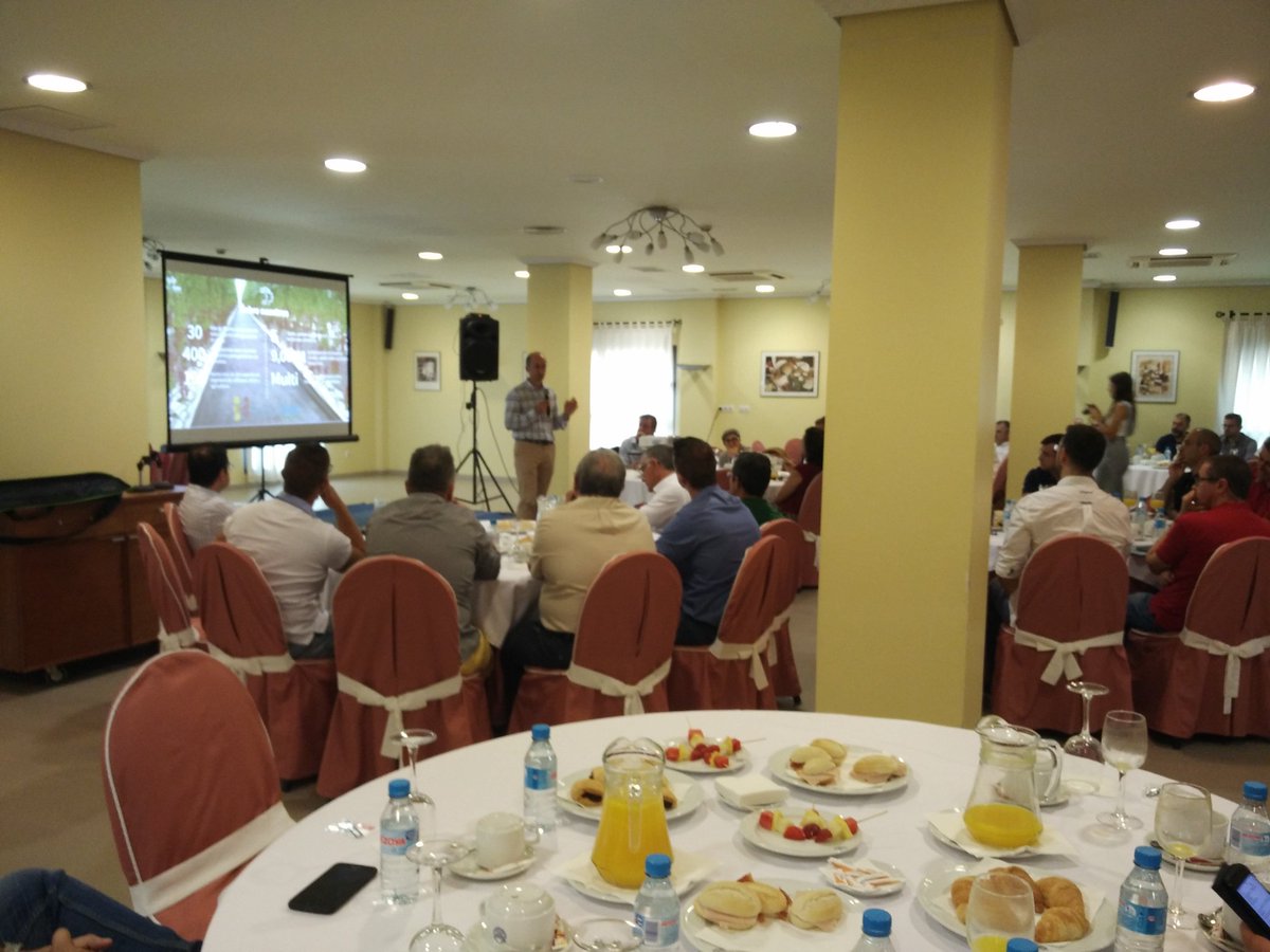 En plena presentación de #bigdataagro en el evento que organizamos junto a @BlogCoexphal y <a href="/ADNAgroFood/">Cajamar ADNAgroFood</a> lo más grabada del sector productivo almerienses desayunando datos 😉