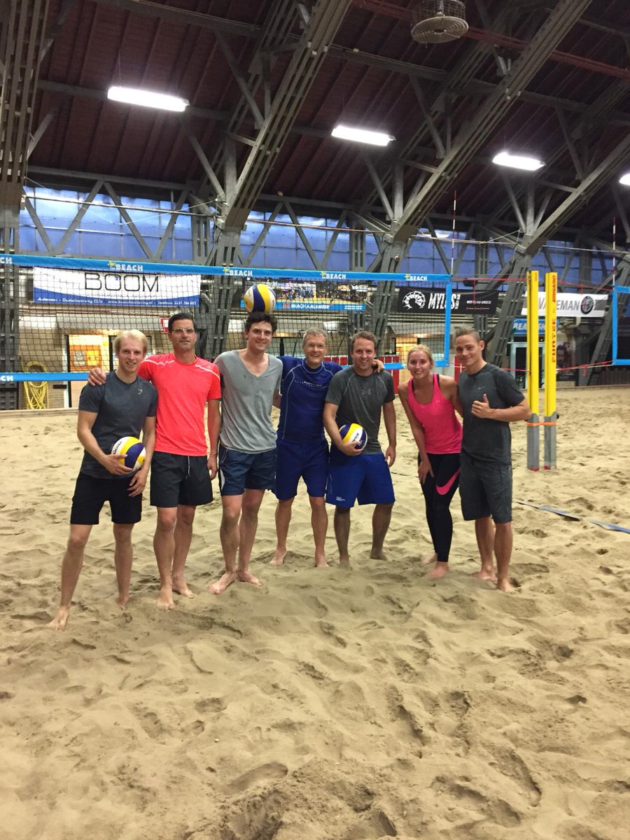 KYPyourproject's tweet photo. Helweek 3/7: 5 uur opstaan en om 6 uur aanwezig in @BeachAalsmeer voor een beachvolleybalclinic van @jeroenvismans! Nog wat stijfjes van de stormbaan van gister, maar na een goede warming-up konden we weer! #NietOpgeven #KeepYourPromise https://t.co/1yIia8vHVq