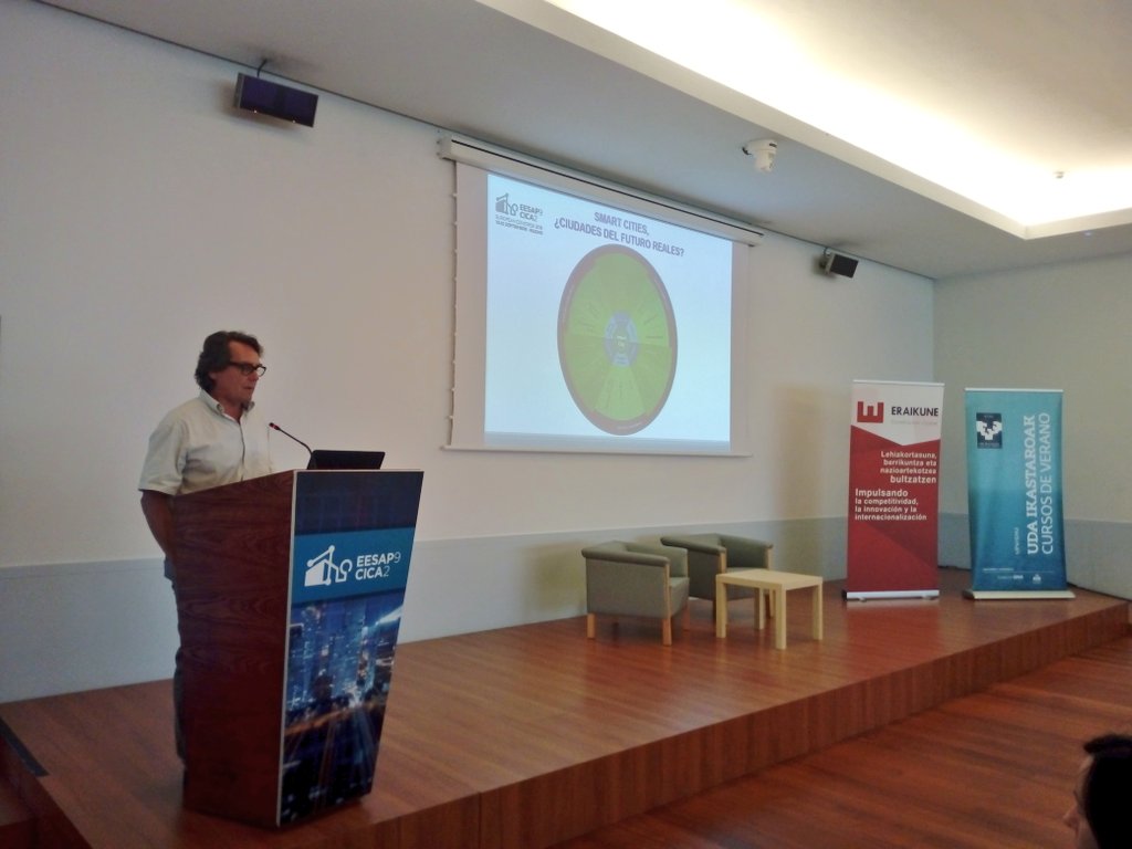 BuildinnCluster's tweet photo. Fernando Bajo, de la @upvehu explica en su ponencia el concepto de #Smarcities enumerando algunas de las ciudades más inteligentes del mundo: #Hongkong #Seul #NewYork #Chicago #Amsterdam #SanFrancisco en el Congreso @eesap #EESAP9 #CICA2 https://t.co/iIVFJM7VGK