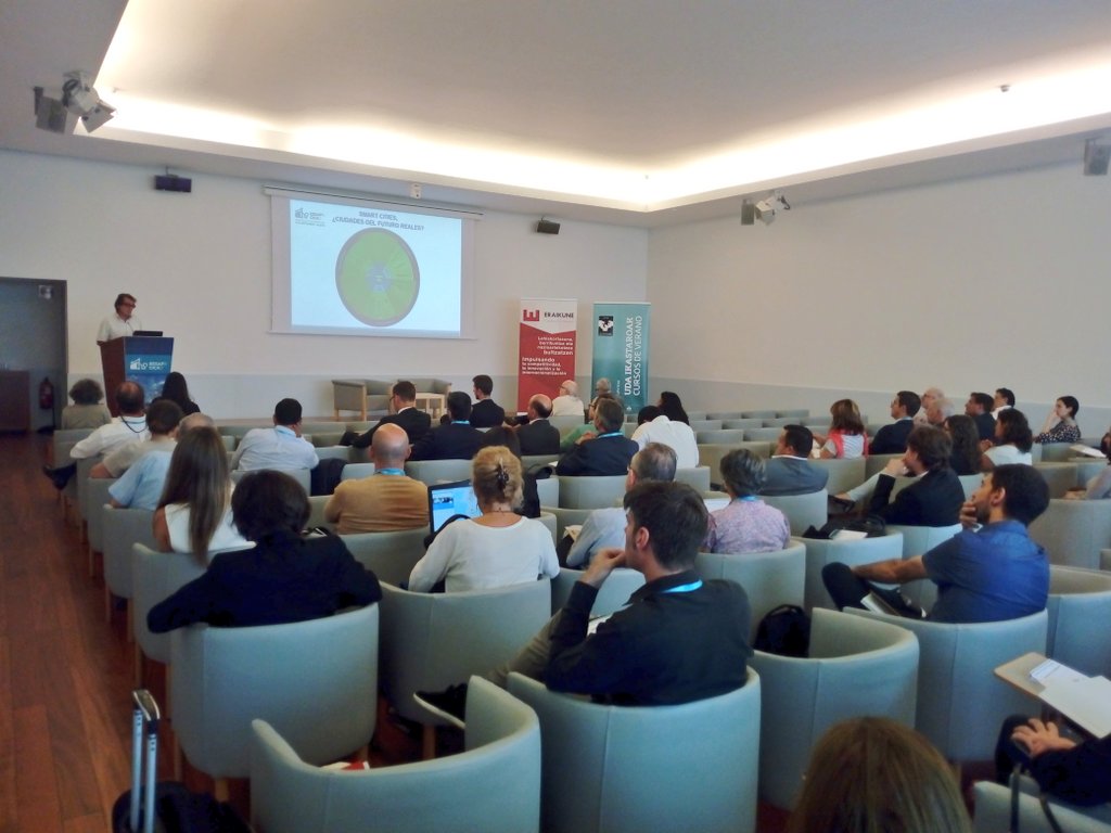 BuildinnCluster's tweet photo. Fernando Bajo, de la @upvehu explica en su ponencia el concepto de #Smarcities enumerando algunas de las ciudades más inteligentes del mundo: #Hongkong #Seul #NewYork #Chicago #Amsterdam #SanFrancisco en el Congreso @eesap #EESAP9 #CICA2 https://t.co/iIVFJM7VGK
