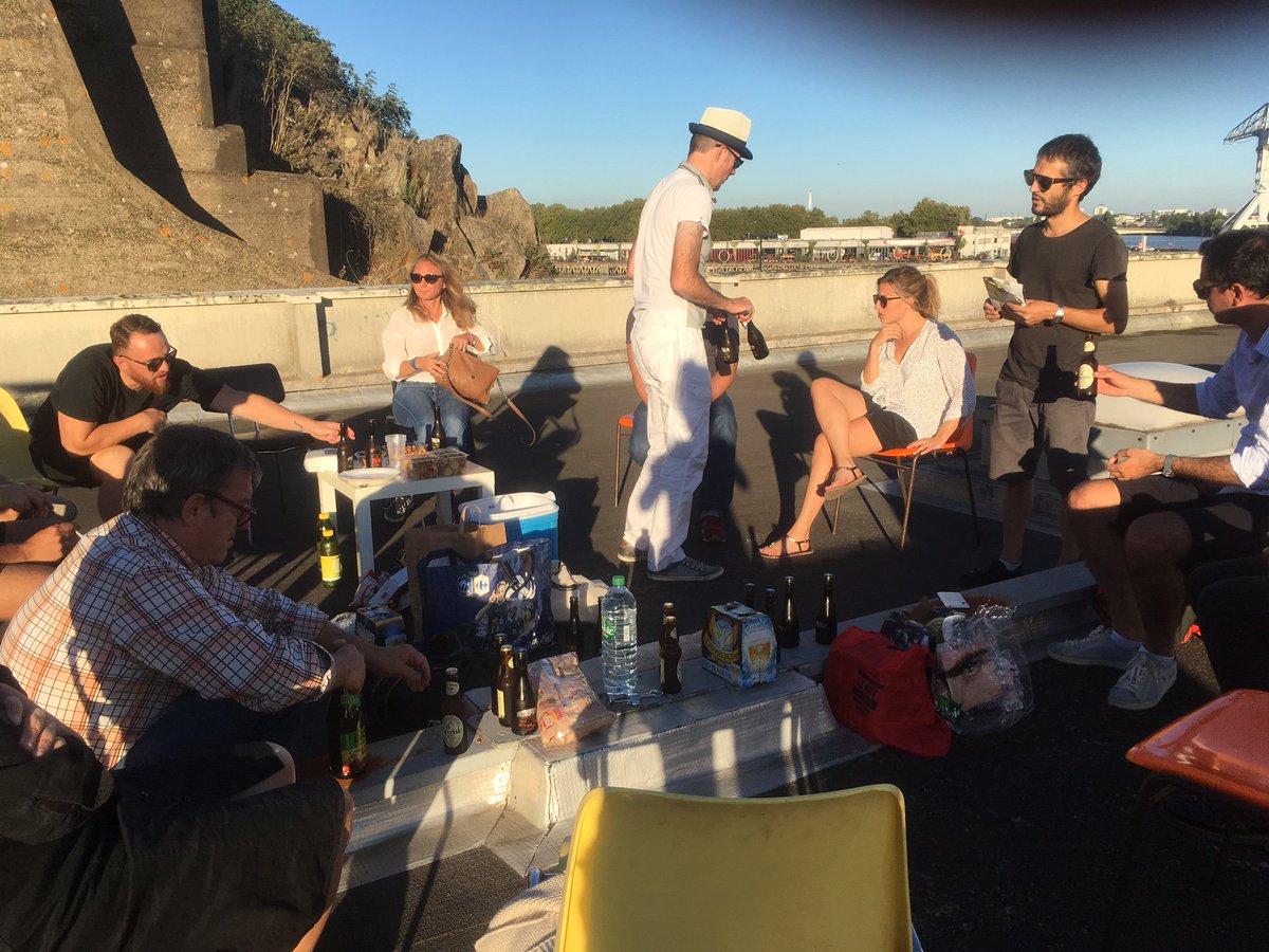 design_in_'s tweet photo. L'apéro designers "Au diable la méthode, pourvu qu'il y ait le résultat !", c'était hier soir sur le toit terrasse de @DesignSinking. Un élément fort partagé : une dose d'irrationnel intrinsèque à la compétence de #design = une solution générant de l'émotion chez les utilisateurs https://t.co/9wRiP1s1nZ