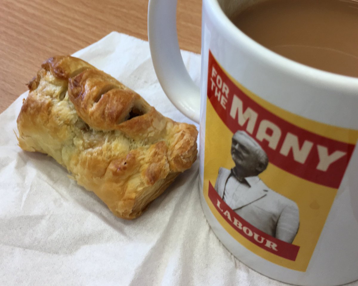 Kwaitie's tweet image. Mum’s homemade vegan sausage rolls to power through the morning! #vegran #deskpower #ForTheMany