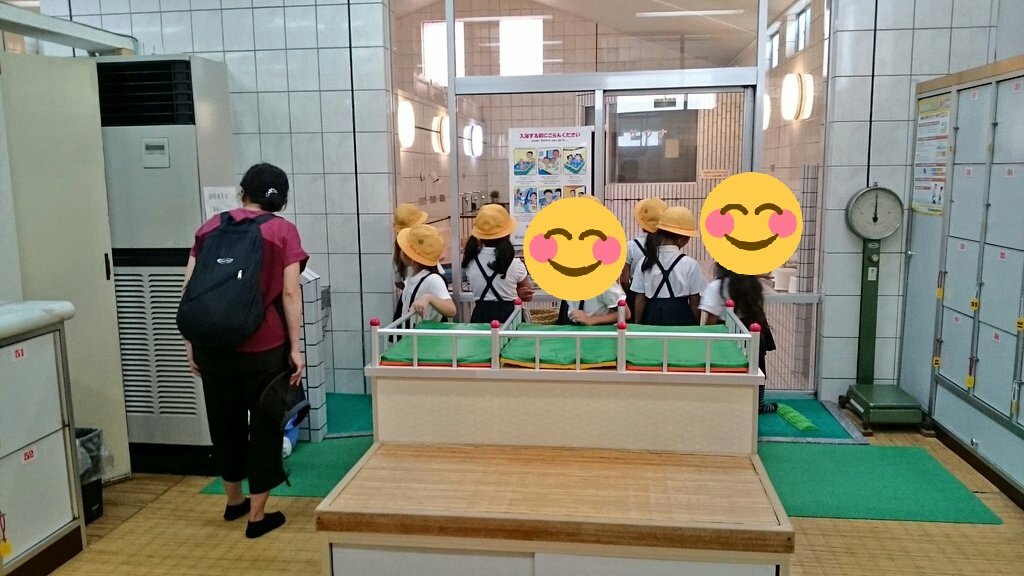 戎湯 Twitter પર 本日は毎年恒例 近所の小学校の 町たんけん の日でした おっちゃんにまだ聞きたい事無いか なんでもええぞ なんで おっちゃんはそんなに男前なんですか とか て言うたら この女の先生 だけ が爆笑してはりましたね 戎湯でも秋が