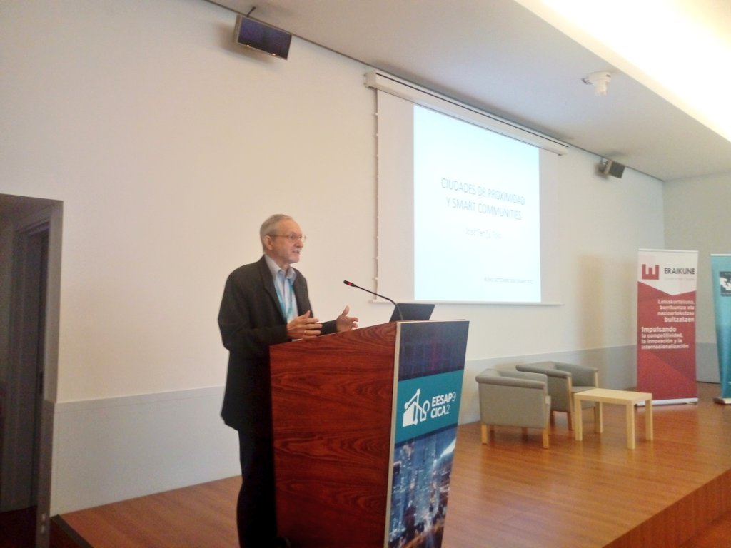 BuildinnCluster's tweet photo. Jose Fariña, de la @La_UPM, presenta la charla "Ciudades de proximidad y smart communities" explicando los origenes, los modelos de organización urbana, los problemas de salud, el mundo digital...etc  Congreso @eesap #EESAP9 #CICA2 https://t.co/UPsfnJnQEe