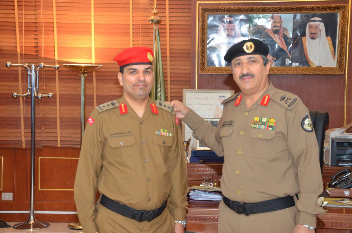 O Xrhsths مجالس حرب Sto Twitter قلد سعادة مدير شرطة منطقة المدينة المنورة اللواء عبدالهادي بن درهم الشهراني المقدم خالد بن درزي الطريسي قائد قوة الشرطة العسكرية رتبته الجديدة بعد صدور الامر الملكي بترقيته الى