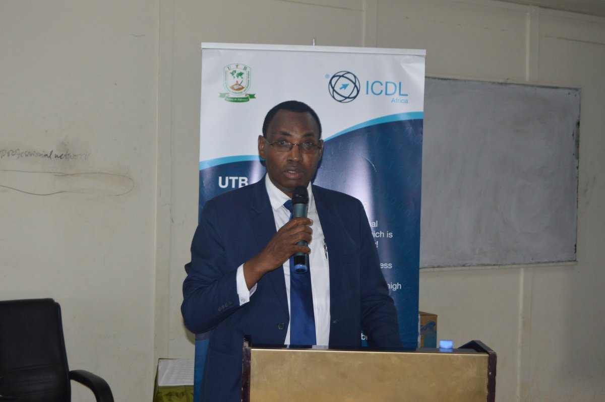 UTBrwanda's tweet photo. @kaberacallixte giving welcome the guest from @RDBrwanda &amp; @MINISPOC to this dialogue #LiteracyWeek2018 
The theme of this week: "Soma igitabo, ugire icyerekezo" @Rwanda_Edu @REBRwanda https://t.co/9TWugxRKXR