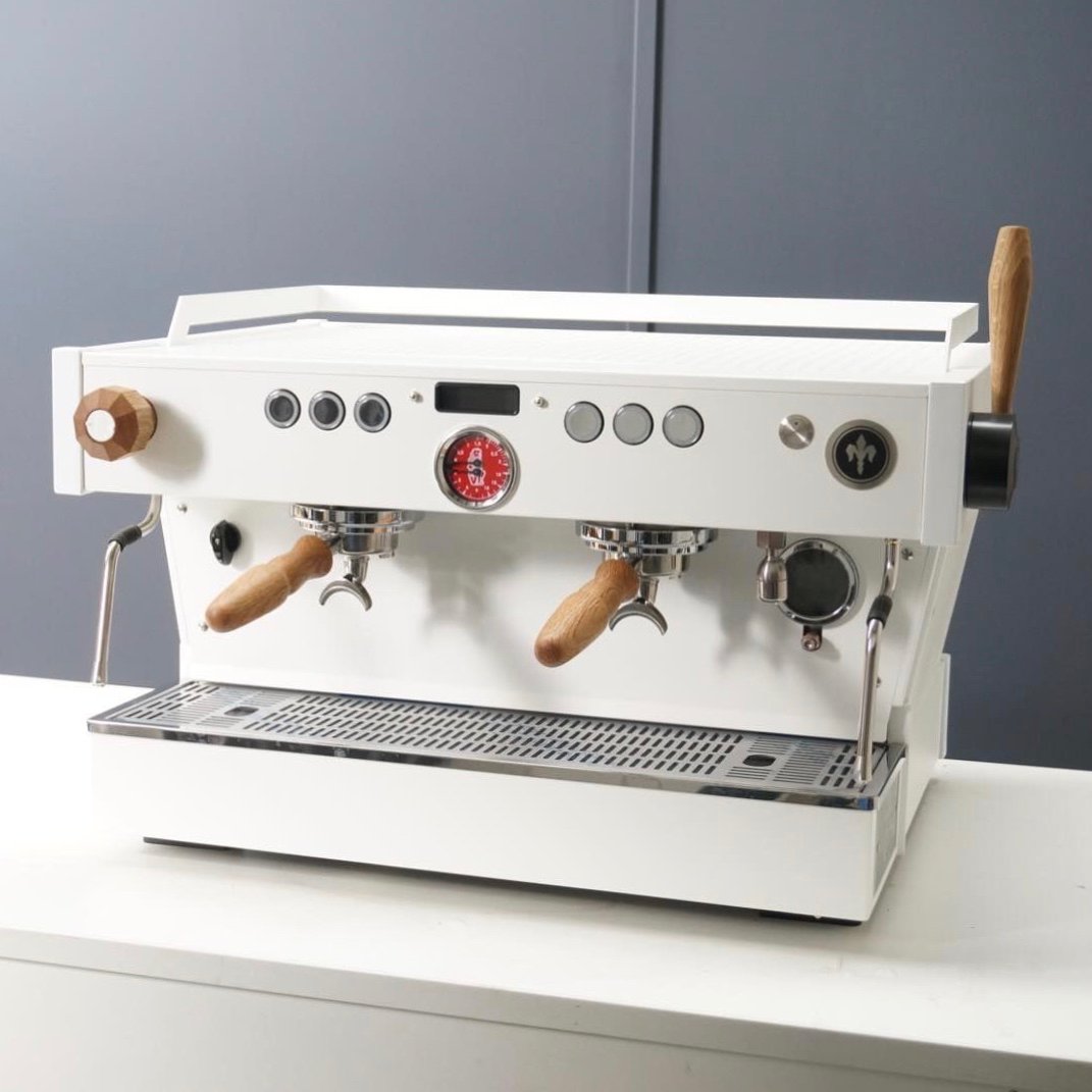 Är du ute efter något riktigt speciellt? Vi kan hjälpa dig, kolla på den här customiserade PB'n från @specht_design 😍
#lamarzocco #lineapb #spechtdesign #specialtycoffe #espressospecialisten