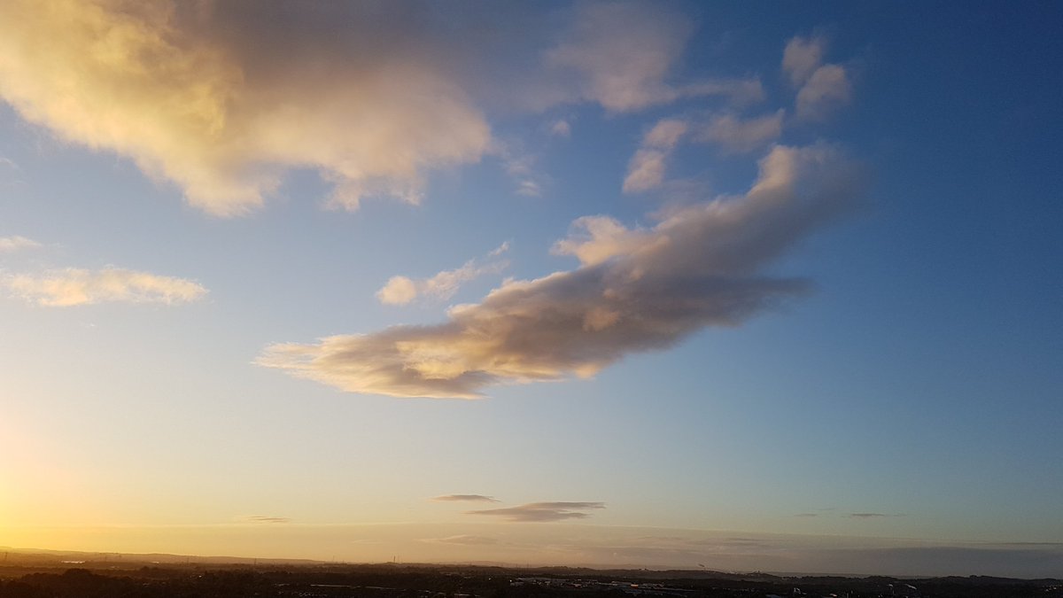 frasergj's tweet photo. The birth & development of a cirrus cloud above Stirling in a sunrise sun today (12/9) @metoffice @StormHour @RMetS_Scotland @BBCScotWeather @bbcweather @Netweather @itvweather @EarthandClouds @EarthandClouds2 @CloudAppSoc #loveukweather #Stirling #sunrise #CloudHour #Wednesday https://t.co/wfezRyPgkA