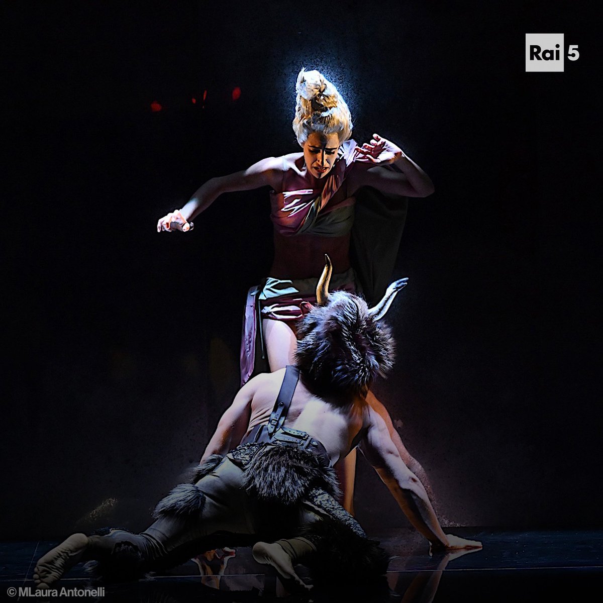 raicinque's tweet photo. In replica alle 11.35 #Minotauro, l’opera commissionata a #SilviaColasanti per l'apertura di @festivalspoleto 61.
Sul podio #JonathanWebb. Protagonisti @GianlucaMargher nel ruolo del titolo, il soprano #BenedettaTorre come Arianna ed il tenore #MatteoFalcier nei panni di Teseo. https://t.co/2bTsoTLdZf