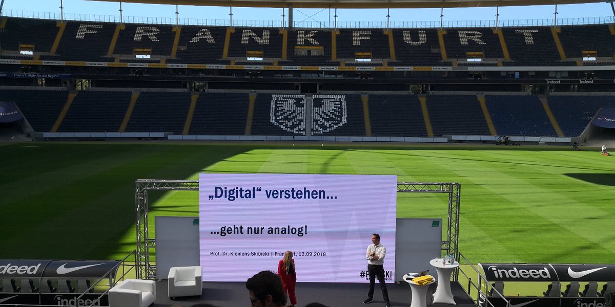 WhatsOnYourNet's tweet photo. "Wir brauchen ein Postulat der Kundenorientierung". Erneut starke Keynote von #profski @KlemensSkibicki beim @bechtle_ag  IT-Forum in Frankfurt.  Danke für die Impulse. #Digitalisierung https://t.co/6L6nkKoBnY