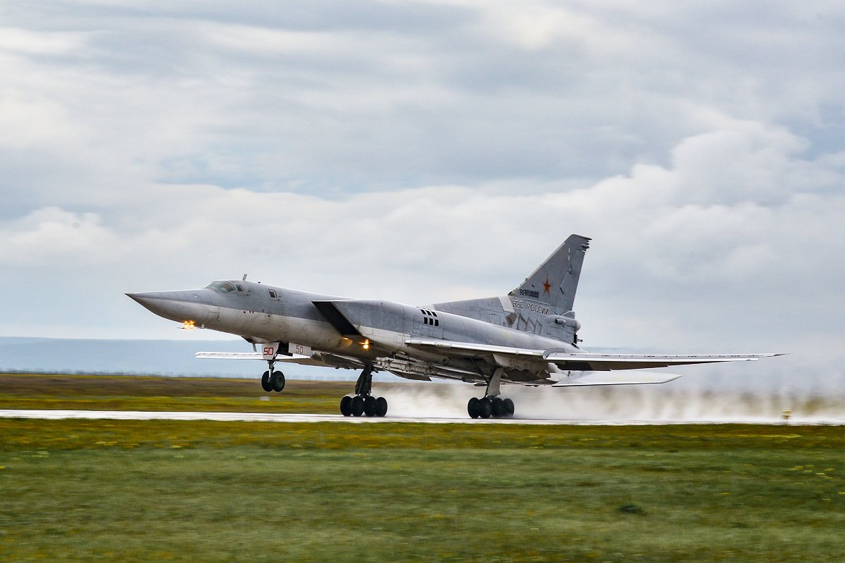 Ту 22м3 сверхзвуковой самолет. Ту-22v3 сверхзвуковой самолёт. Ту-22м3. Бомбардировщик ту-22м3. Стратегический бомбардировщик ту-22м3.