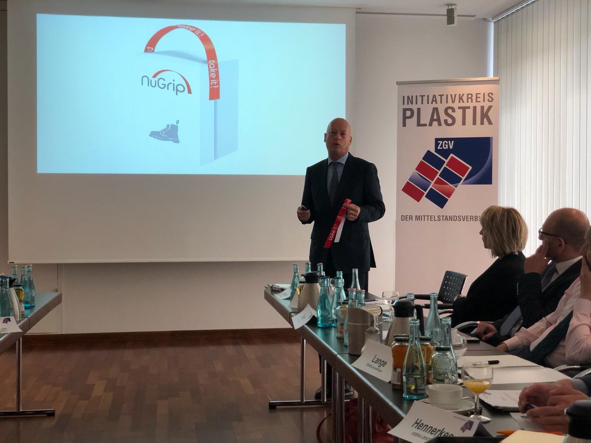 MittelstandZGV's tweet photo. „Es muss darum gehen, Plastik zu vermeiden, statt es später zu verwerten.“ Jochen Obrecht, ANWR Group #NuGrip #InitiativkreisPlastik https://t.co/68GRx1c9Ta