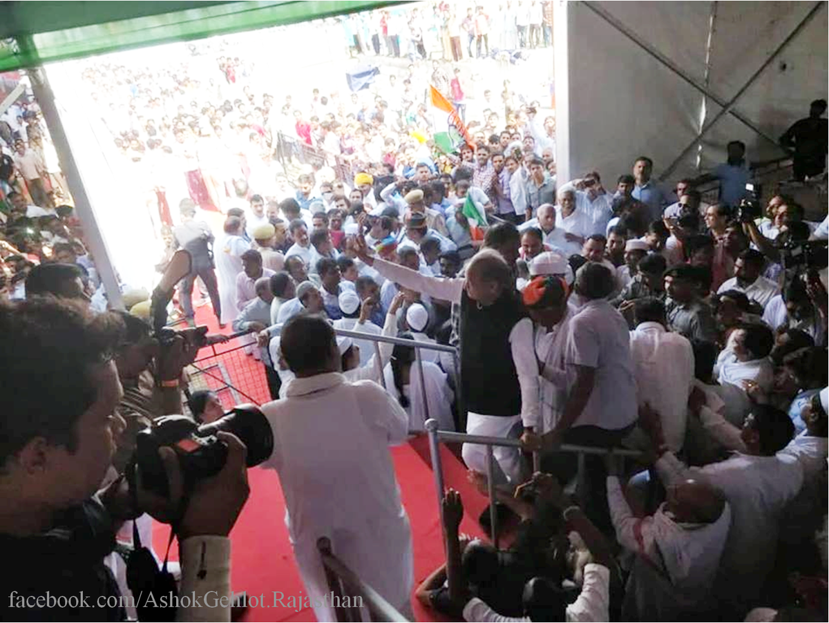 ashokgehlot51's tweet photo. During #CongressSankalpRally at Parbatsar in #Nagaur
#Rajasthan https://t.co/BjxzAGGf6E