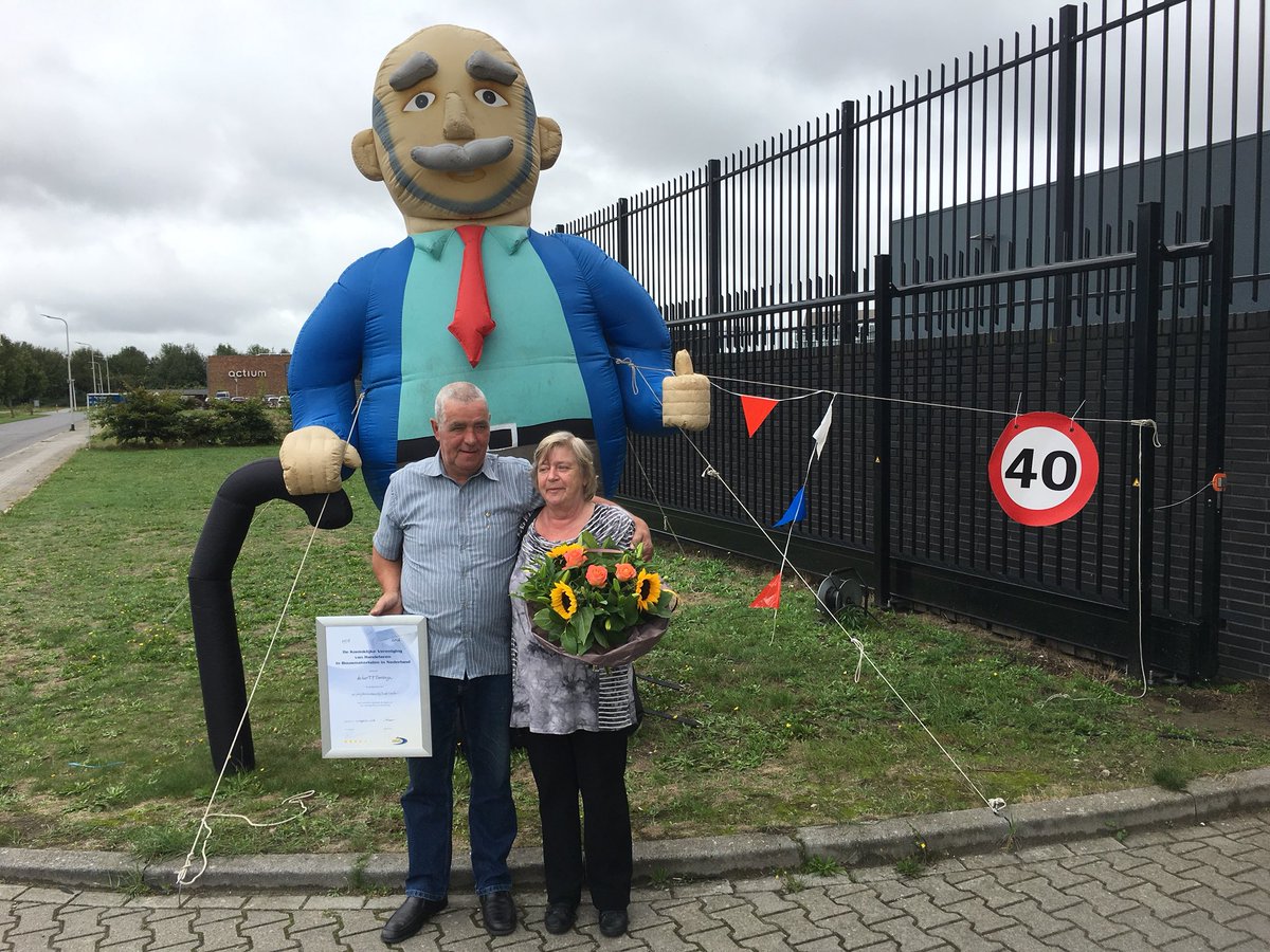 RKB_Assen's tweet photo. Vandaag vieren we dat Titus Poortenga 40 jaar in dienst is bij @RKB_Assen @Raab_Karcher Titus, van harte gefeliciteerd met deze #mijlpaal #trots #doemaximaal https://t.co/1iw7bY7Rma