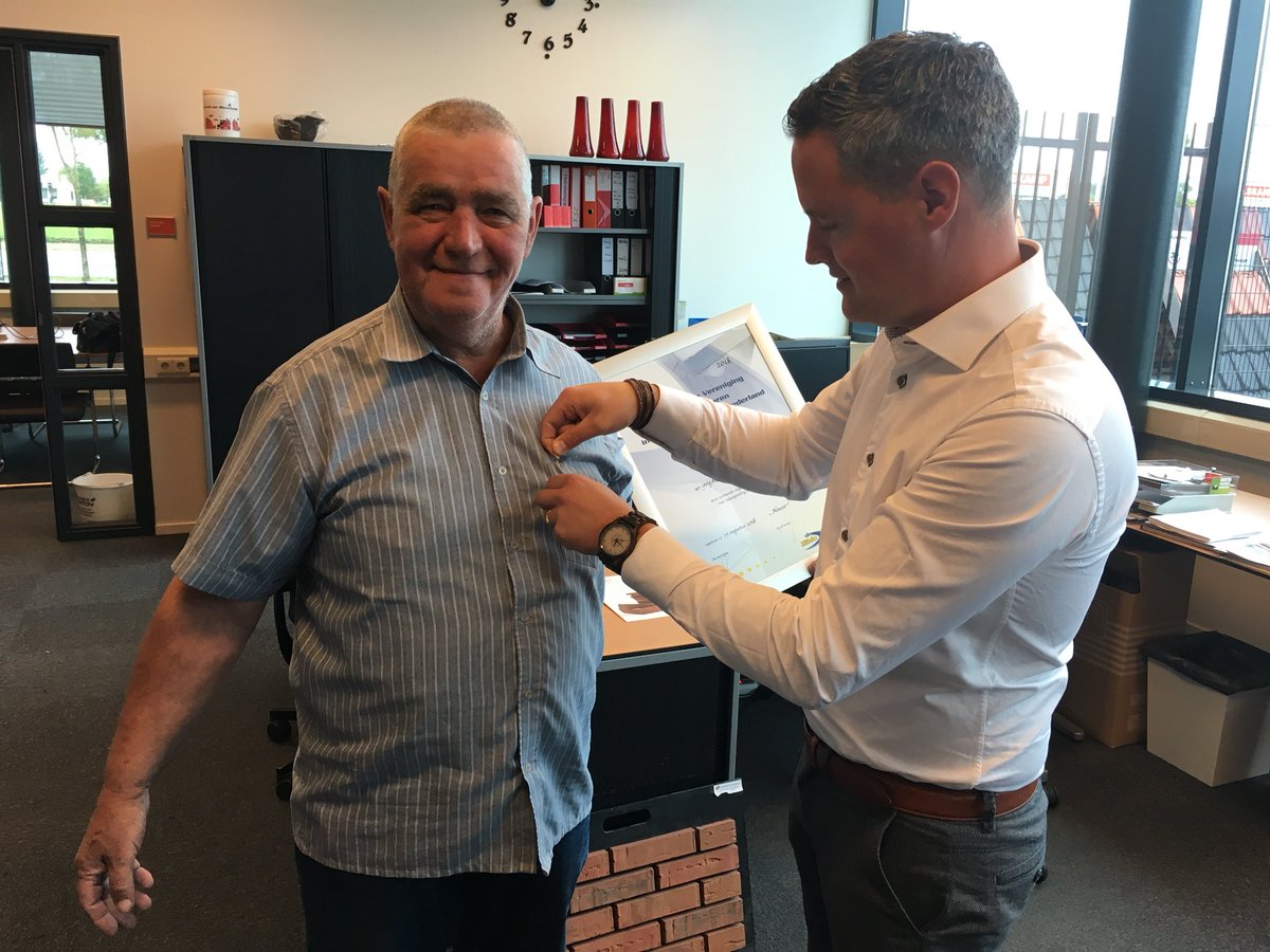RKB_Assen's tweet photo. Vandaag vieren we dat Titus Poortenga 40 jaar in dienst is bij @RKB_Assen @Raab_Karcher Titus, van harte gefeliciteerd met deze #mijlpaal #trots #doemaximaal https://t.co/1iw7bY7Rma