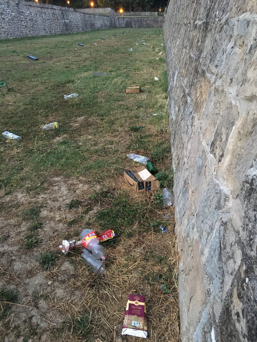 Otra perspectiva de esta mañana de la misma basura...<a href="/PamplonaIruna/">Pamplona-Iruña</a> <a href="/DiariodeNavarra/">Diario de Navarra</a> @PamplonaIrunaPM, casi una semana y sigue igual...