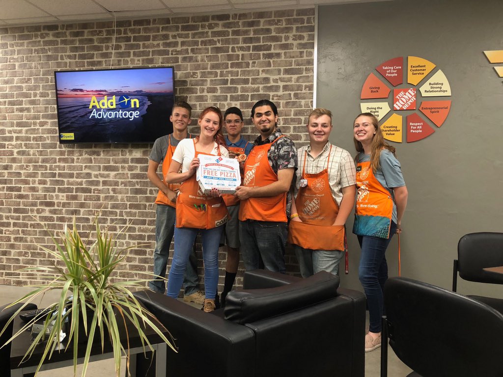 RussWesley23's tweet photo. Front End Winners last week!  Alyssa and her Bulldog Team excelled last week in Cashier Friendliness, Credit, Scan percent,  Recoveries, Safety, and Check out time!  
#Ferocious4416 #DrivingD53 https://t.co/IIAIVNX5a9