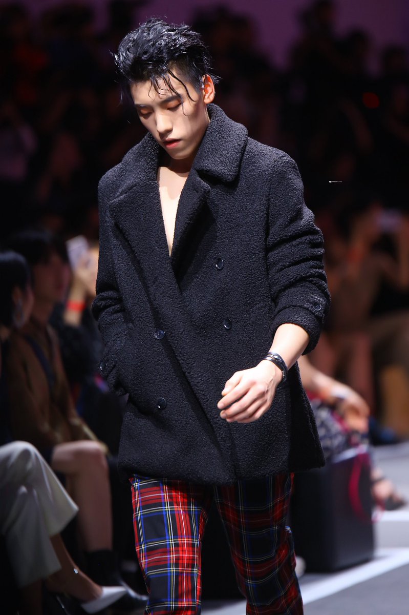wangziyiupdates's tweet photo. 180912

Cr. 1REASON·0713王子异

Mystery can be created by looking at someone in an obvious way, but simultaneously drawing out an ambiguous emotion from the model.

#BBT王子异 #王子异 #IdolProducer #idolproducer2018 #WangZiYi #NINEPERCENT王子异 #NINEPERCENT https://t.co/9816gUVzf5