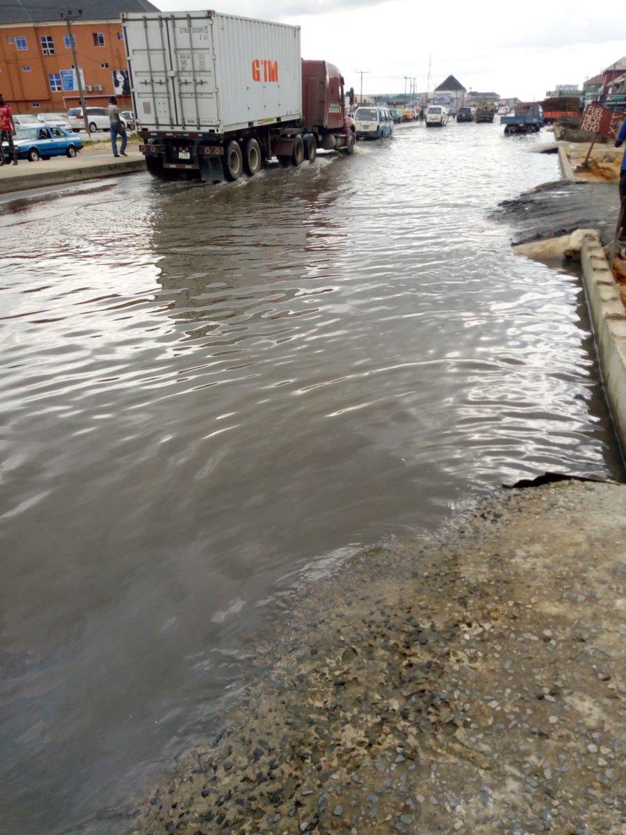 Gidi_Traffic's tweet image. "@atatcharles: If your car can't swim river then don't drive Npolu road Port Harcourt due to rain because it is flooded  @Gidi_Traffic  #PHTraffic #GIDITRAFFIC
